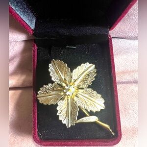 ART ARTHUR Signed Vintage Gold Tone White Enamel Flower Brooch Floral